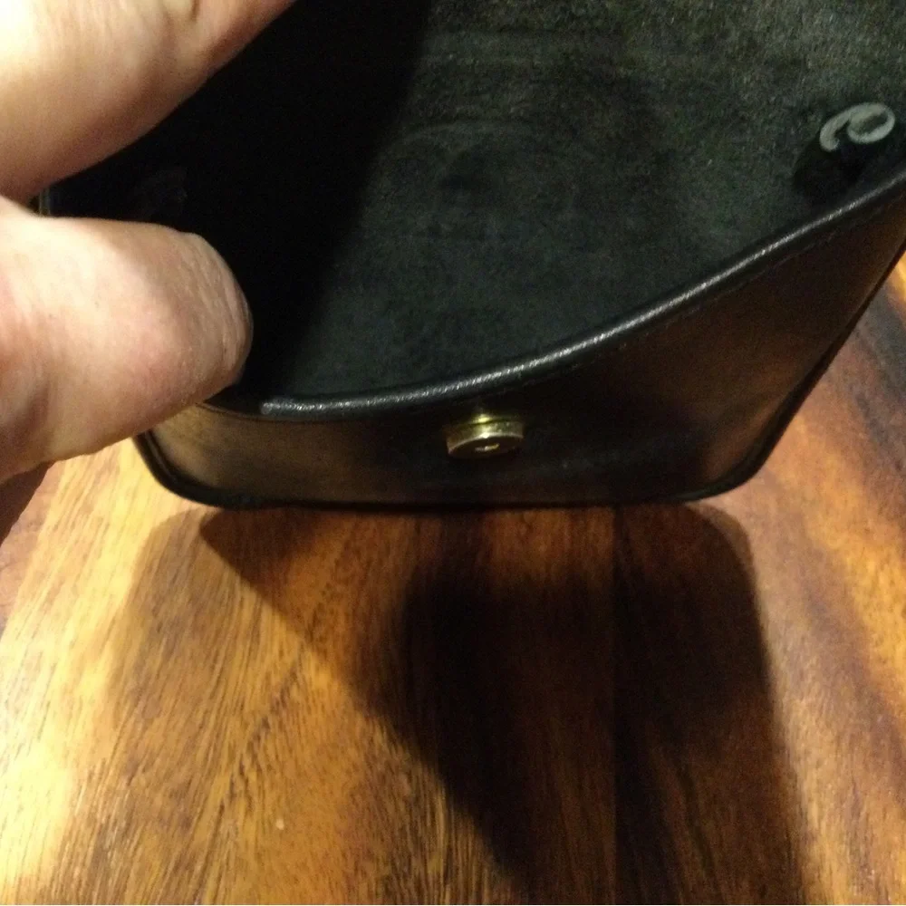 Michael Green leather crossbody passport purse. - Picture 5 of 9